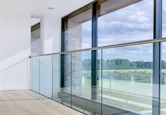 Glazen binnenbalustrade in gekleurd glas