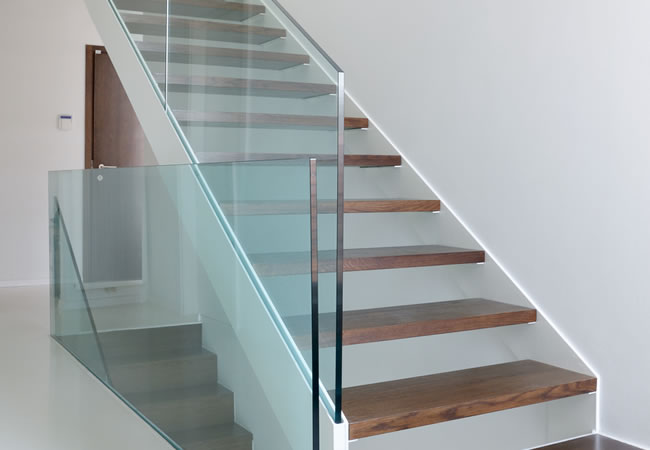 gegevens Supersonische snelheid bijkeuken Glazen trapleuning op maat of balustrade voor trappen: prijs, tips &  inspiratie