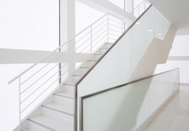 inch precedent Erfenis Glazen trapleuning op maat of balustrade voor trappen: prijs, tips &  inspiratie